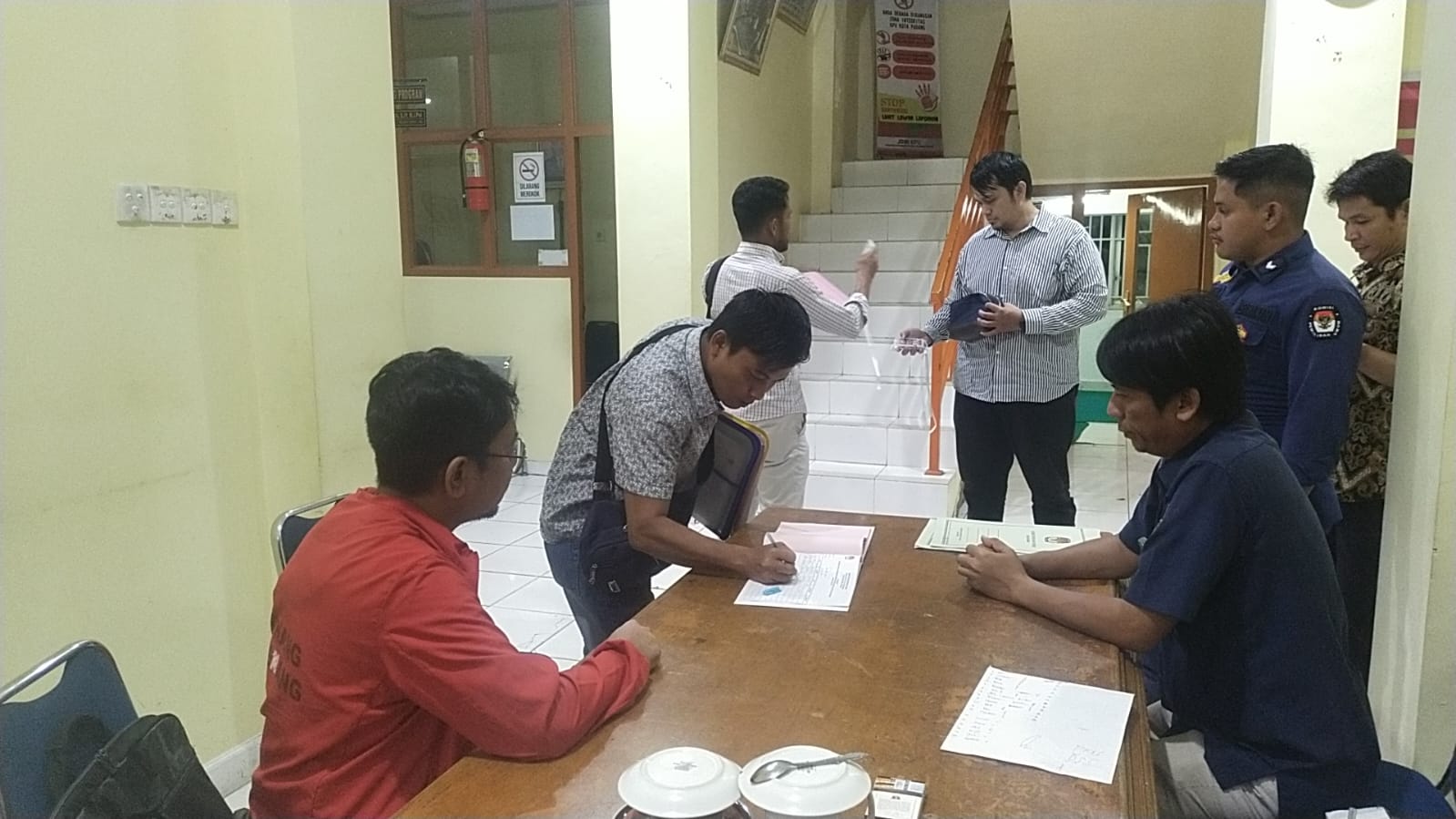 Pengurus DPD PSI Padang saat mengembalikan berkas Bacaleg ke KPU Padang.(adh)