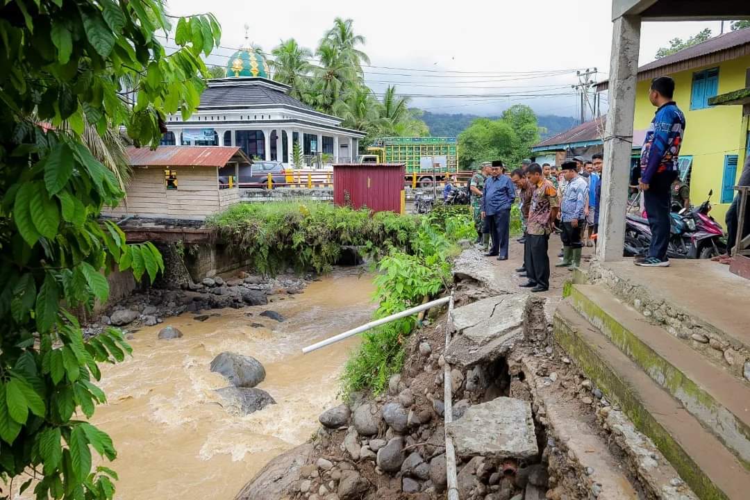 Bupati Pasaman Benny Utama didampingi OPD terkait saat meninjau lokasi bencana di Kecamatan Bonjol. (ist)