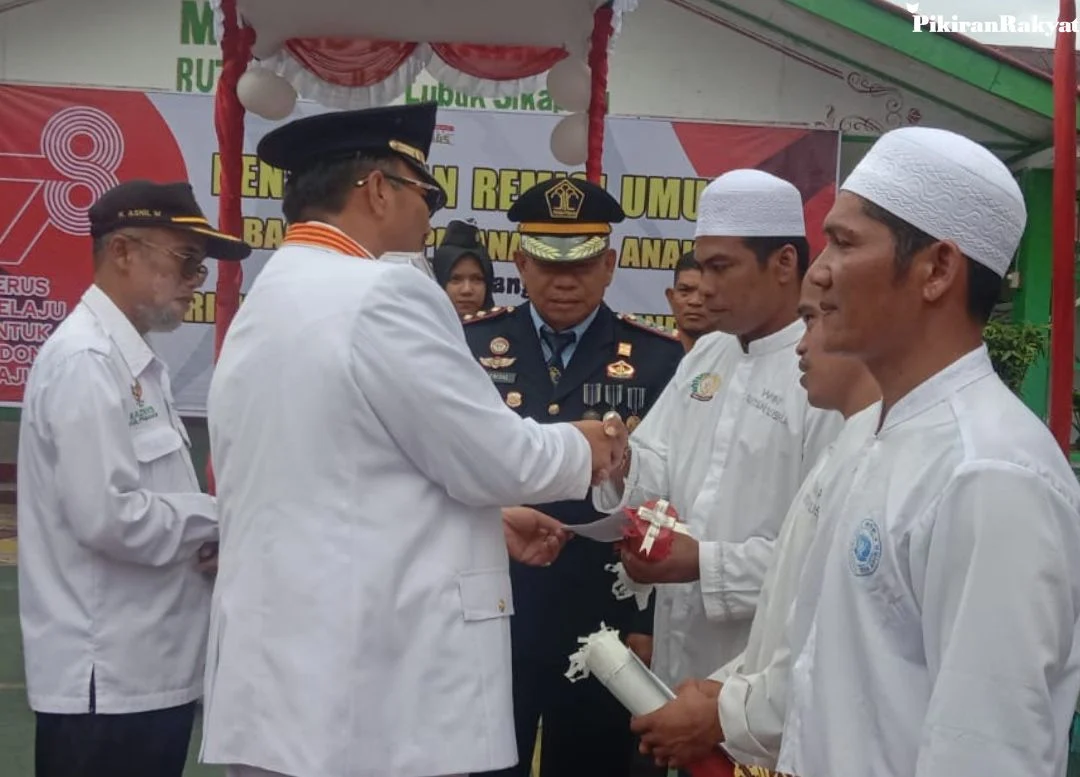 Bupati Benny Utama didampingi Ketua Baznas Pasaman dan Kepala Rutas Kelas II B Lubuk Sikaping saat menyerahkan nota remisi kepada narapidana terpilih. (Ist)
