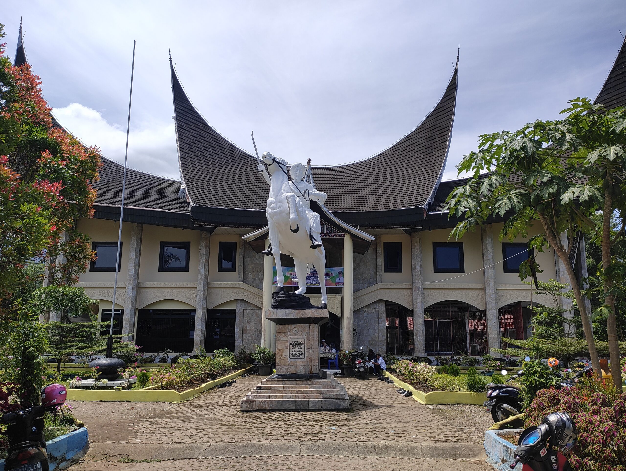 Museum Tuanku Imam Bonjol yang mulai diperbaiki dan sudah mulai tampak terawat. (Ola)
