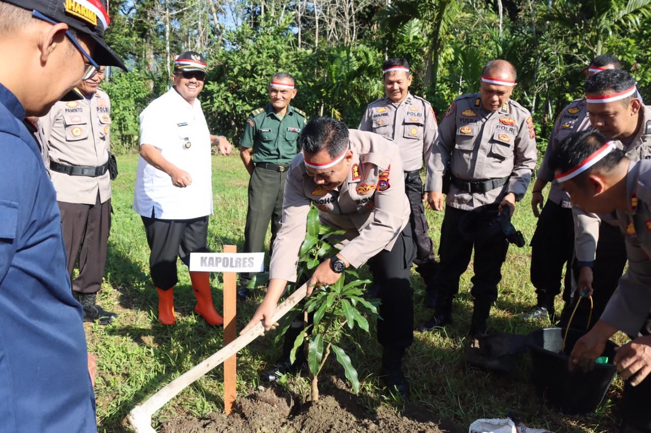 Kapolres Pasaman bersama Bupati Pasaman dan jajaran saat melakukan penanaman bibit pohon di Lubuk Sikaping. (ist)