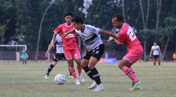 Penyerang Persiba Balikpapan Faldi Adestama dikepung pemain Semen Padang. Laga uji coba ini berakhir imbang tanpa gol. (Foto: Persiba Balikpapan)