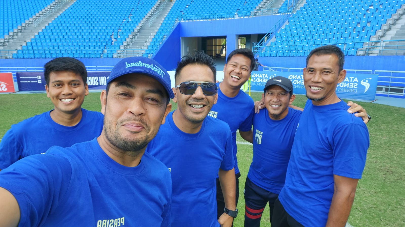 Nilmaizar berselfie ria dengan staf kepelatihan Persiba Balikpapan. (ist)