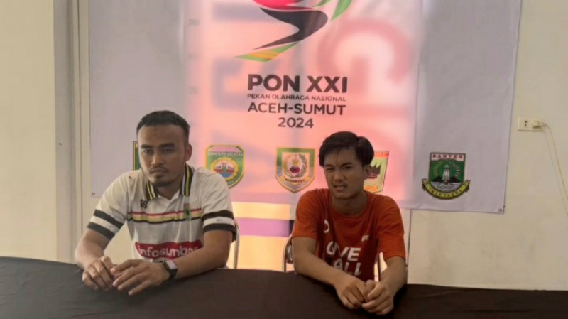 Randi Satria, pelatih Tim Futsal Sumbar, dalam sesi jumpa pers usai laga melawan Sumsel, Rabu siang. (foto: AFP Sumbar)