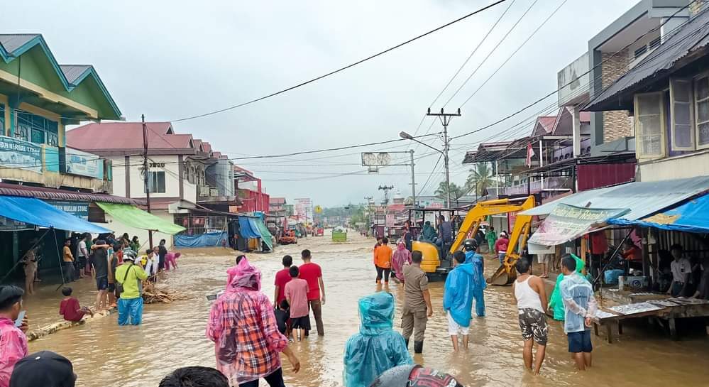Alat berat yang dikerhakan untuk penanganan banjir di Nagari Durian Tinggi, Kecamatan Lubuk Sikaping, Pasaman, Senin (16/10) sore. (Ist)