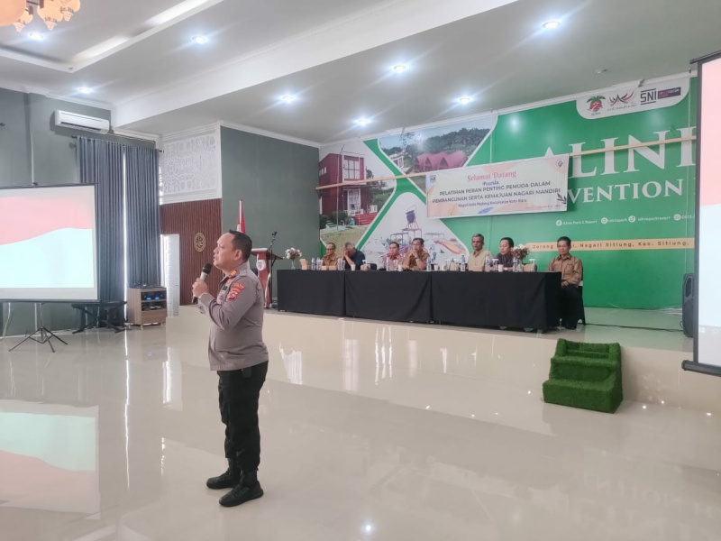 Kapolsek Koto Baru AKP Hendriza Oktavianus, S. H., ketika sedang menyampaikan materi pelatihan.
