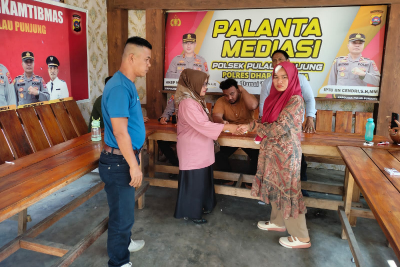 Polres Dharmasraya saat menggelar penyelesaian kasus penganiayaan antara korban dan pelaku