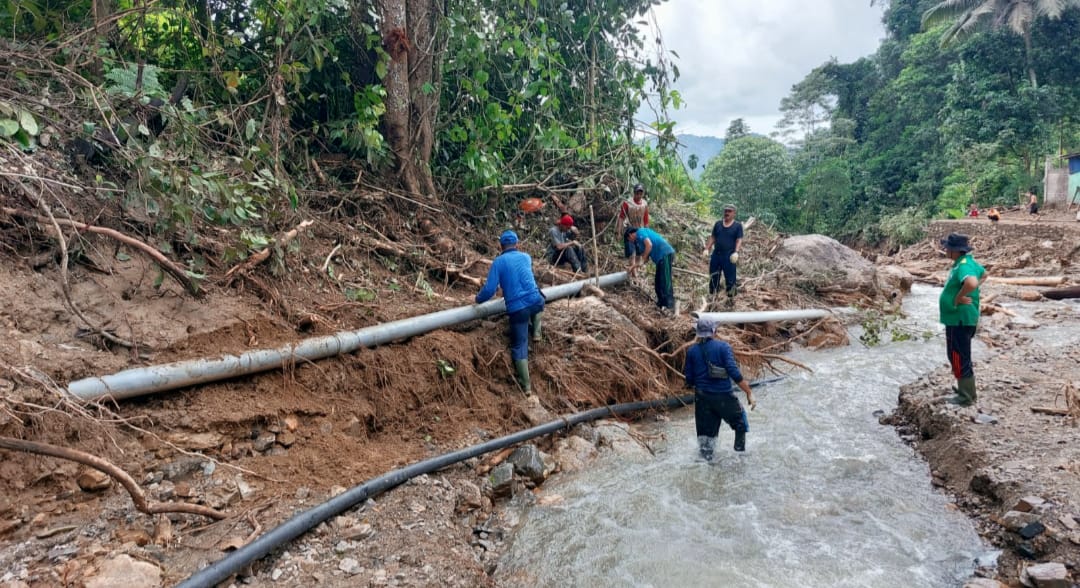 Proses perbaikan salah satu fasilitas umum berupa jalur pendistribusian air bersih milik PDAM Pasaman yang rusak akibat bencana banjir. (ist)