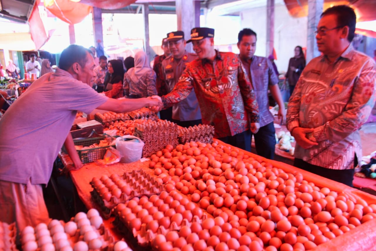 Bupati Pasaman Sabar AS saat meninjau Pasar Kumpulan. (ist)