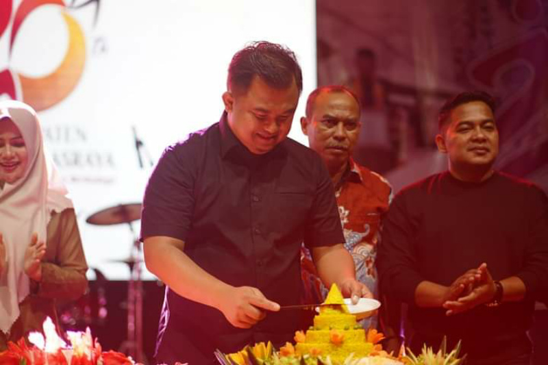 Bupati Dharmasraya Sutan Riksa saat memotong tumpeng HUT Kabupaten Dharmasraya