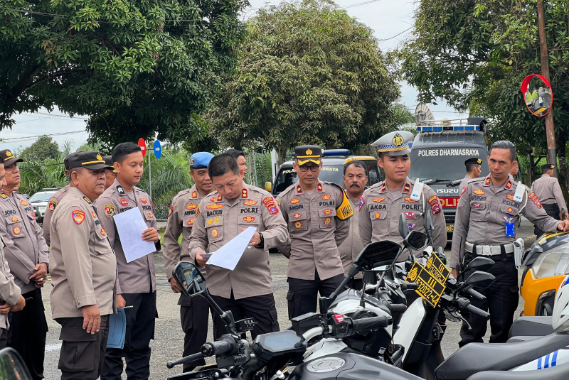 AKBP Bagus Ikhwan bersama pejabat utama Polres Dharmasraya, saat memeriksa kesiapan operasional kendaraan dinas