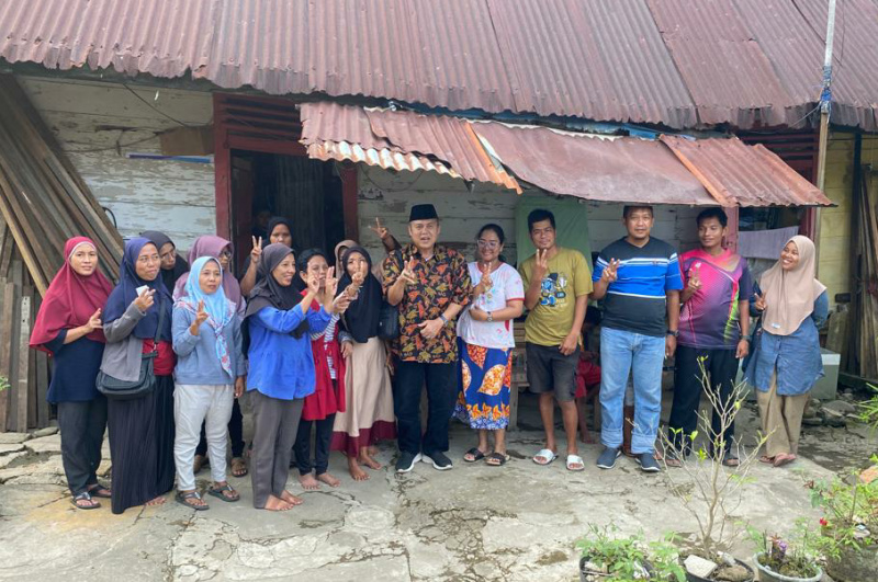 Wakil Ketua DPRD Kota Padang periode 2014 - 2019 Wahyu Iramana Putra saat bersilaturahmi dengan warga RT 01 RW 01 Jalan Hiu No.12 Tansito Kelurahan Ulak Karang Selatan.