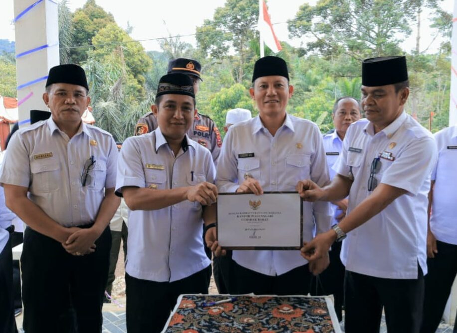 Bupati Pasaman, Sabar AS (dua kanan) bersama pihak terkait saat meresmikan kantor baru Wali Nagari Cubadak Barat, Duo Koto. (ist)