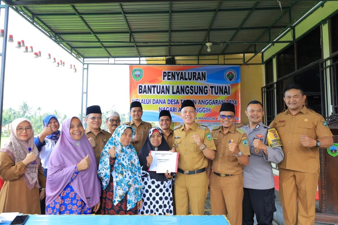 Bupati Pasaman Sabar AS secara simbolis menyerahkan BLT Dana Desa di Nagari Aia Manggih, Kecamatan Lubuk SIkaping. (Ist)