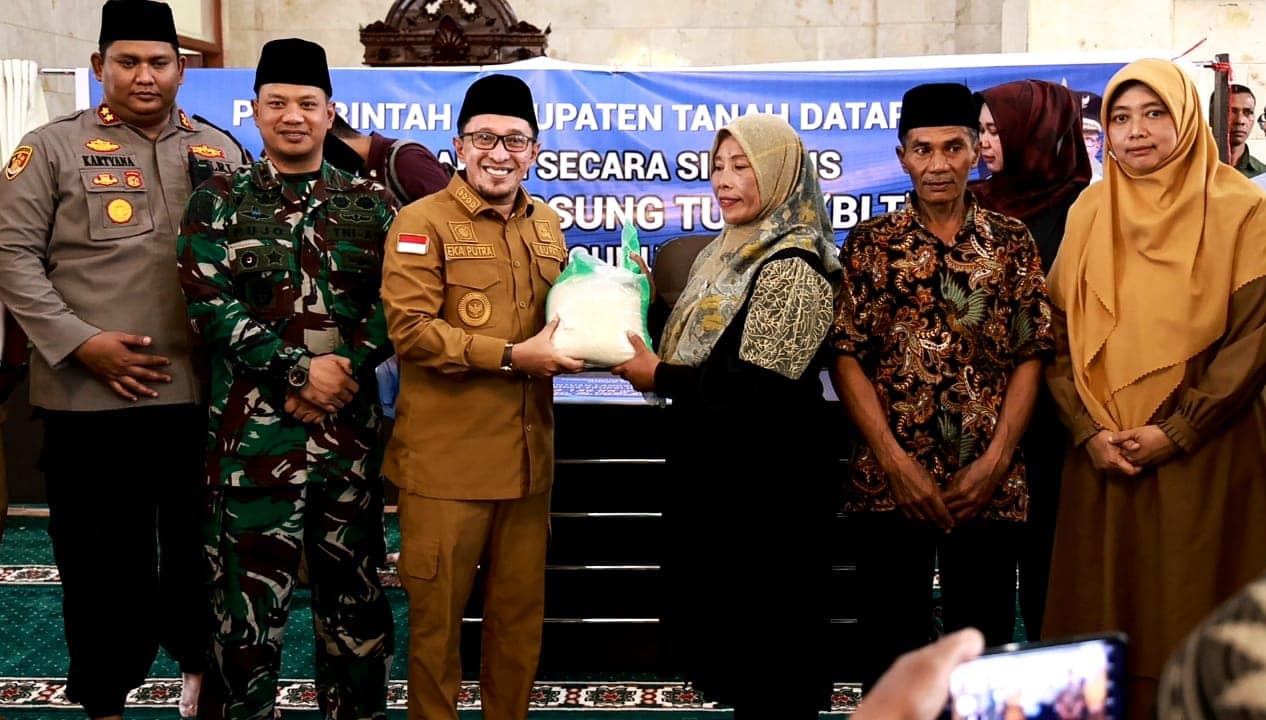 Bupati Tanah Datar, Eka Putra Menyerahkan Bantuan BLT Erupsi Marapi (Kominfo TD)