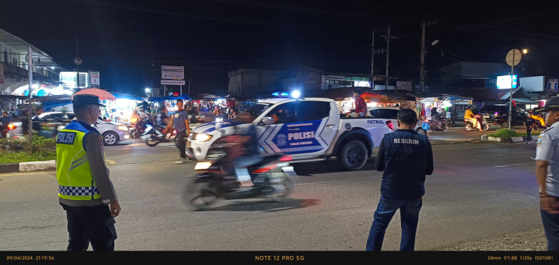 Personil Polres Dharmasraya saat mengamankan pawai Obor Malam takbiran