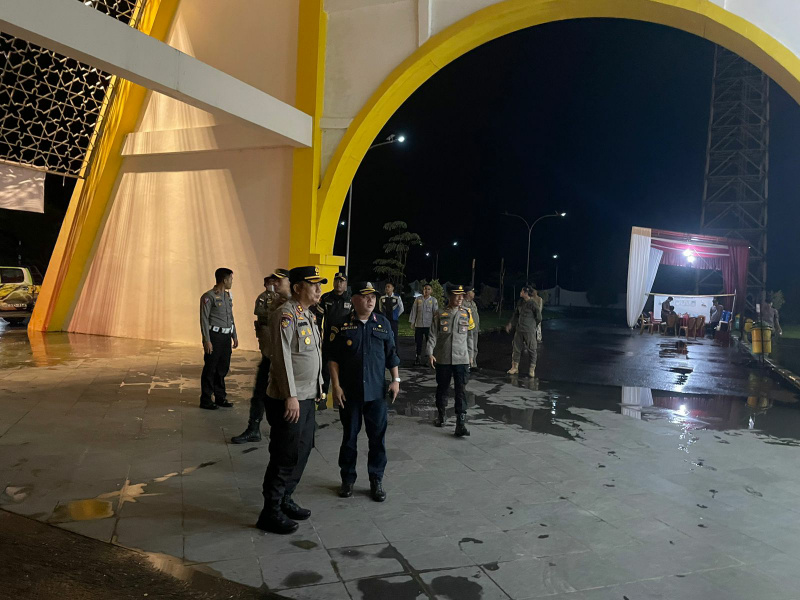 Kapolres Dharmasraya AKBP Ikhwan Bagus saat melaksanakan patroli gabungan