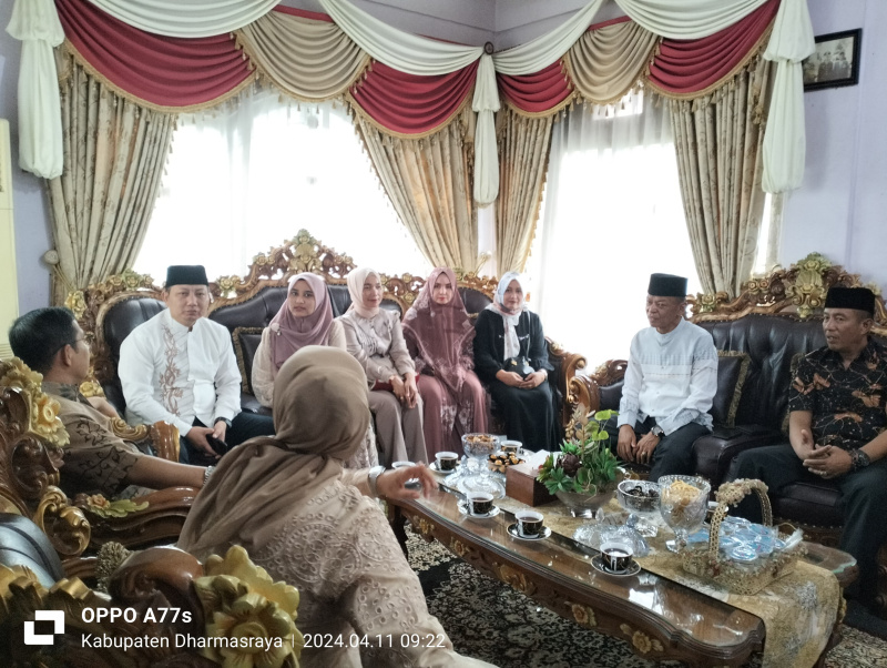 Kapolres Dharmasraya beserta rombongan saat di jamu Wakil Ketua I DPRD Dharmasraya bersama keluarga