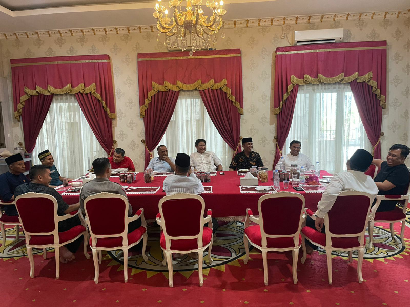 Bupati Dharmasraya Sutan Riska Tuanku Kerajaan saat mendapat kunjungan lebaran Kapolres Dharmasraya bersama anggota di Rumdis