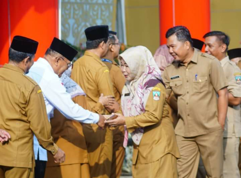 Selesai apel gabungan seluruh PNS menyempatkan diri untuk bersalaman dengan Sekda Dharmasraya