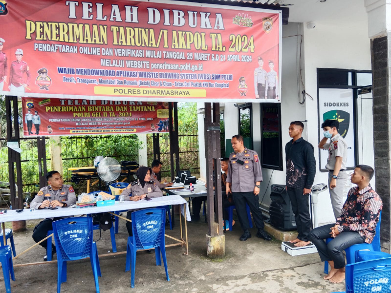 Panitia pendaftaran calon Taruna Akpol, Bintara dan Tamtama Polri, saat melakukan pelayanan verifikasi administrasi.