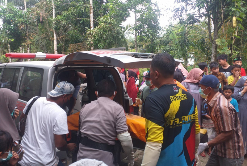 Mayat Sri Ulina saat dievakuasi dari tempat tinggalnya untuk dibawa ke tempat pemakaman di muaro Bungo