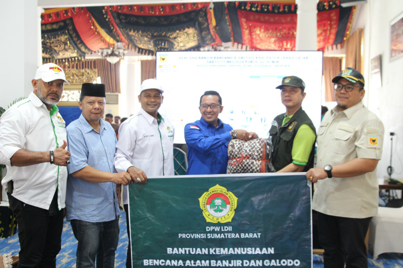 Sekretaris DPW LDII Sumbar HM Abdillah serahkan bantuan untuk korban galodo kepada Bupati Tanah Datar Eka Putra. (Ist)
