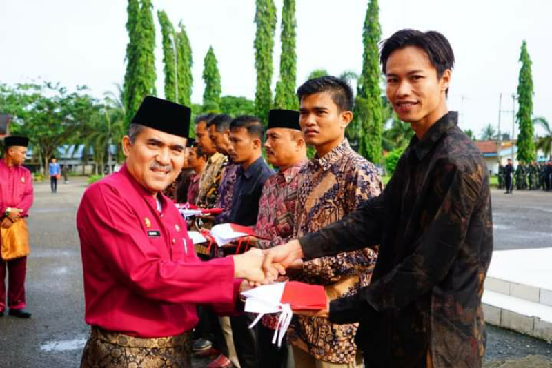 Sekda Dharmasraya saat menyerahkan penghargaan kepada generasi muda