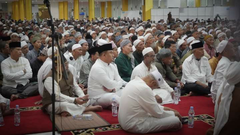 Bupati Dharmasraya Sutan Riska Tuanku Kerajaan, tampak hadir ditengah ribuan jamaah umat muslim Se-Sumatera, saat silaturahmi di Masjid Agung Dharmasraya