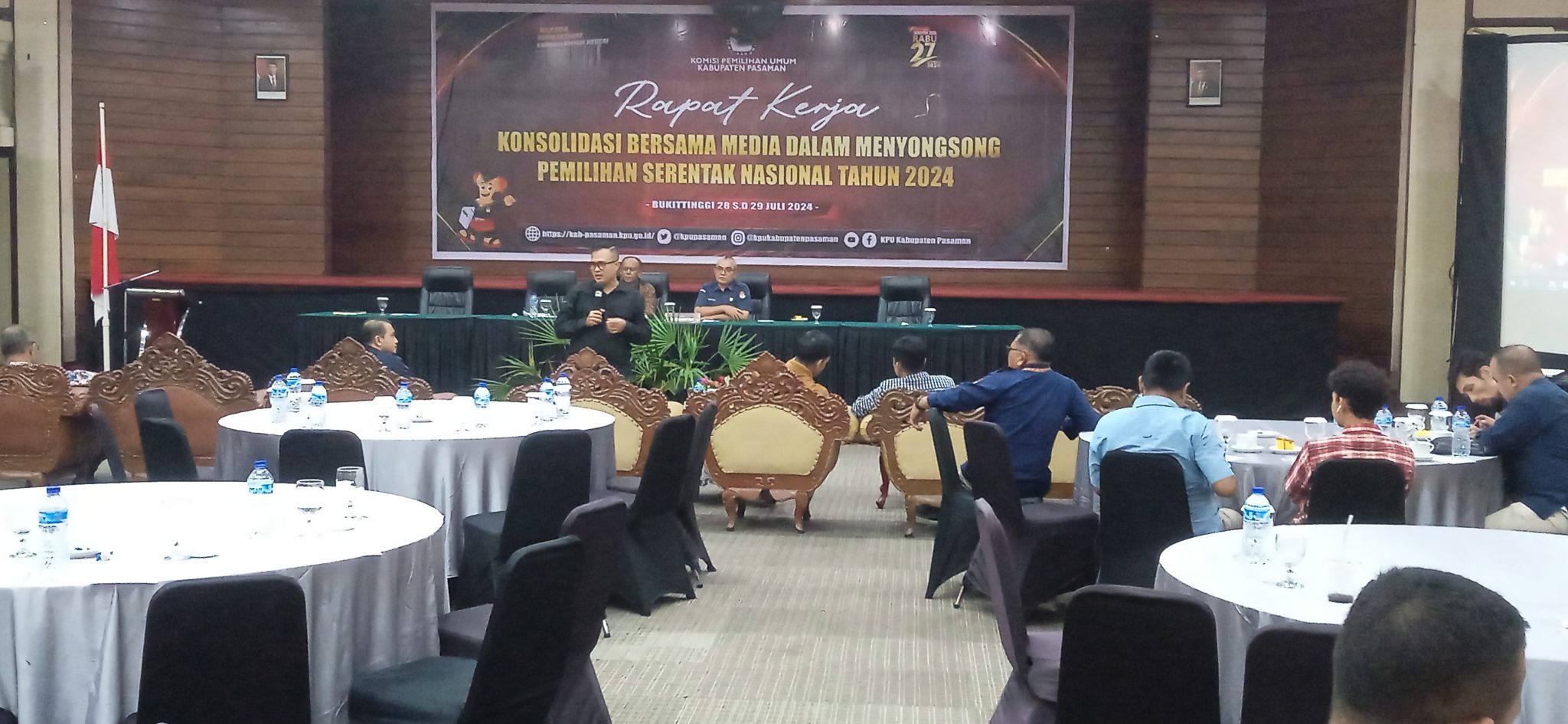 KPU Pasaman rapat kerja bersama insan pers Pasaman di Bukittinggi. (Ist)