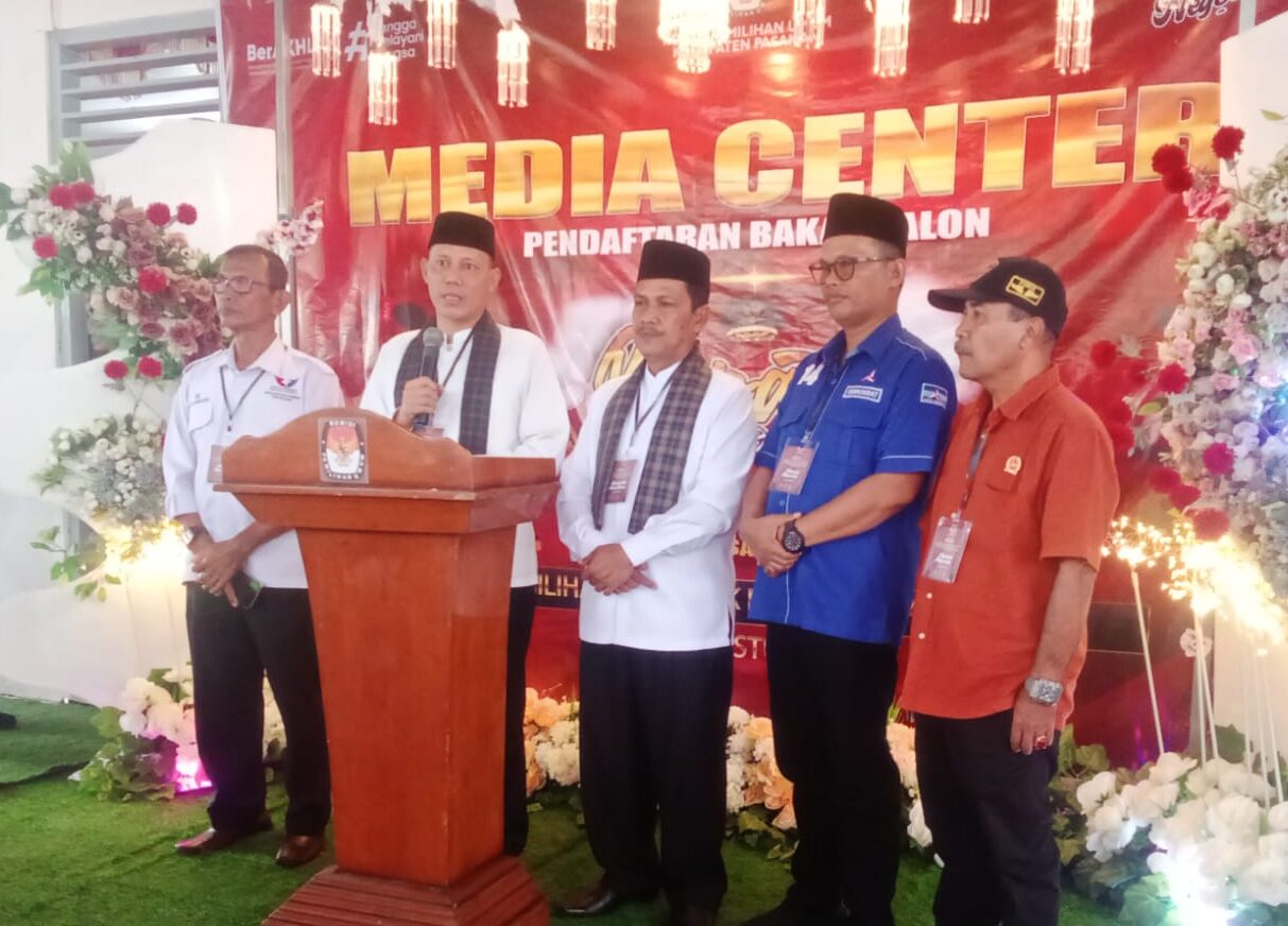 Pasangan bakal calon peserta Pilkada, Sabar AS-Sukardi saat mendaftar ke KPU Pasaman, Selasa (27/8). (ist)