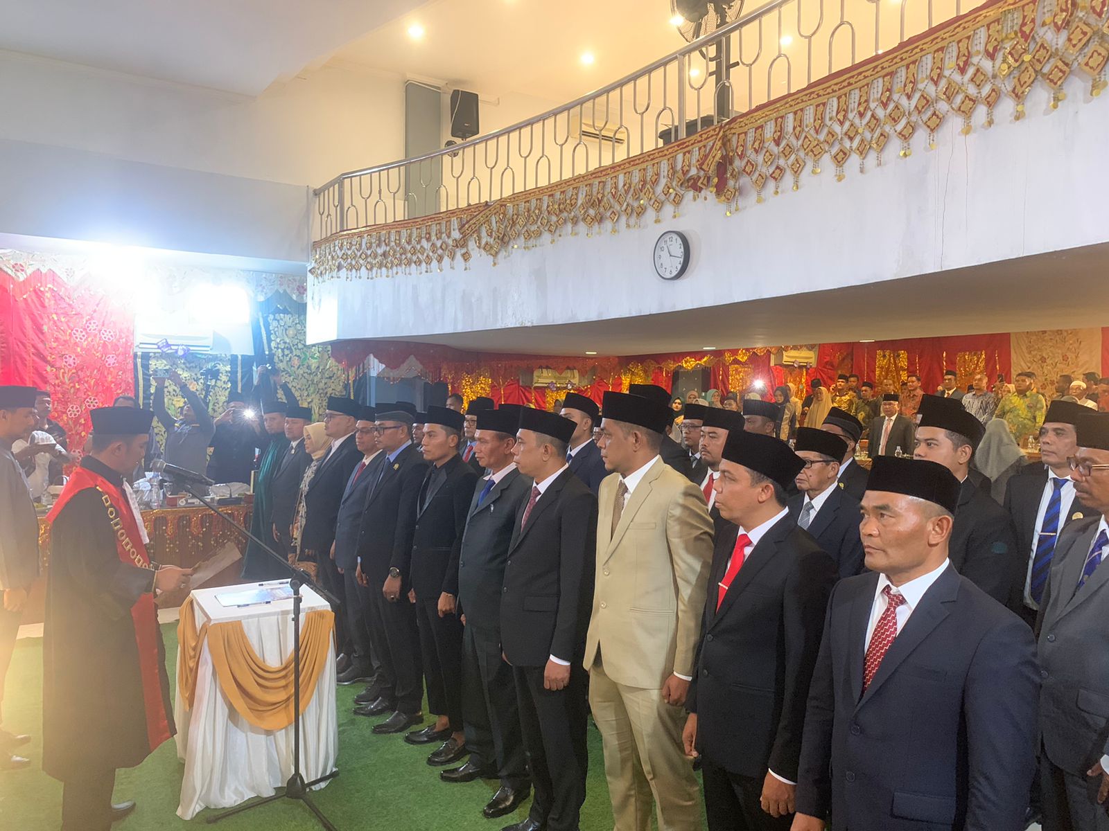 M Fajar Rillah Vesky (jas kuning) bersama 34 Anggota DPRD 50 Kota terpilih lainnya saat pelantikan. (ist)