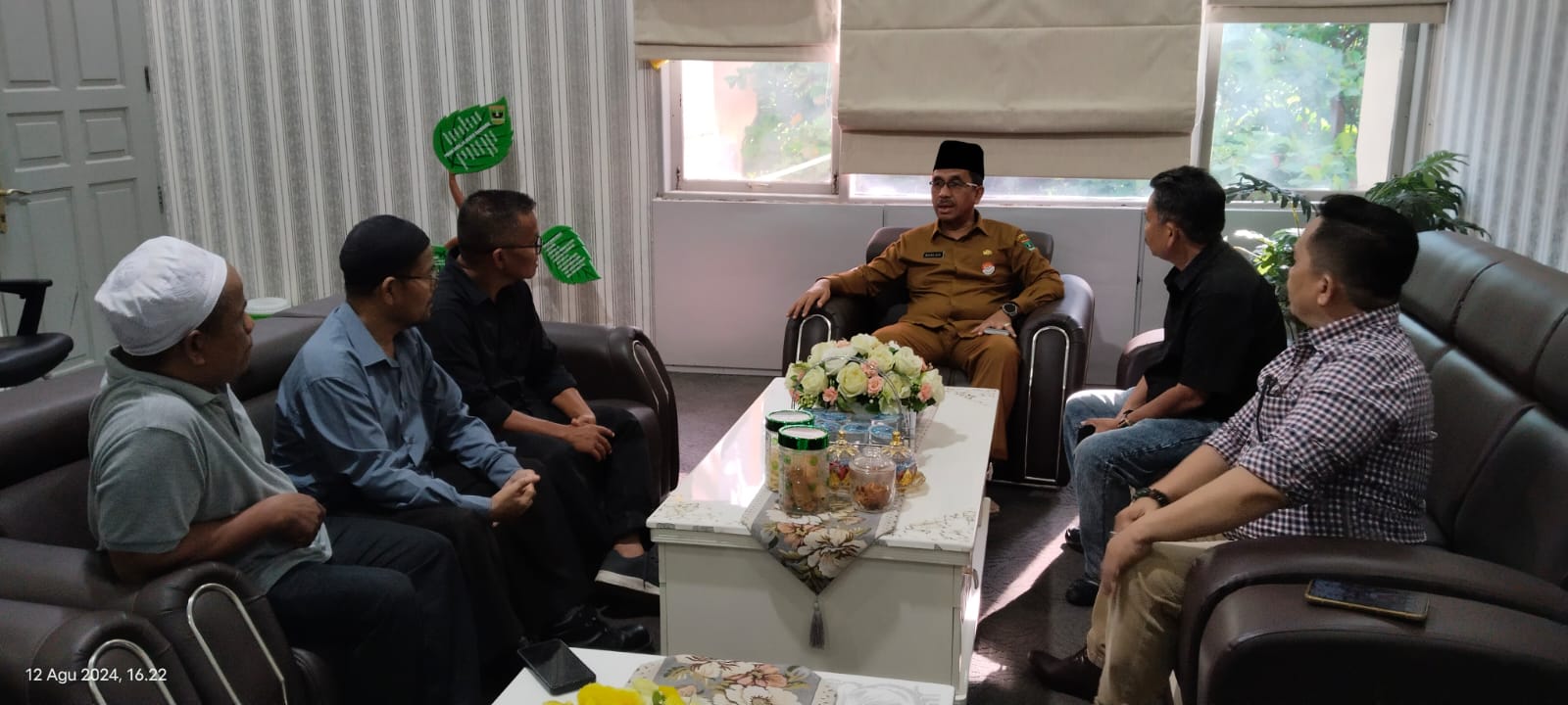 Tokoh masyarakat Kecamatan Lubuk Kilangan temui Kadisdik Sumbar membahas permintaan pembangunan SMA Negeri yang baru di daerah itu. (ist)