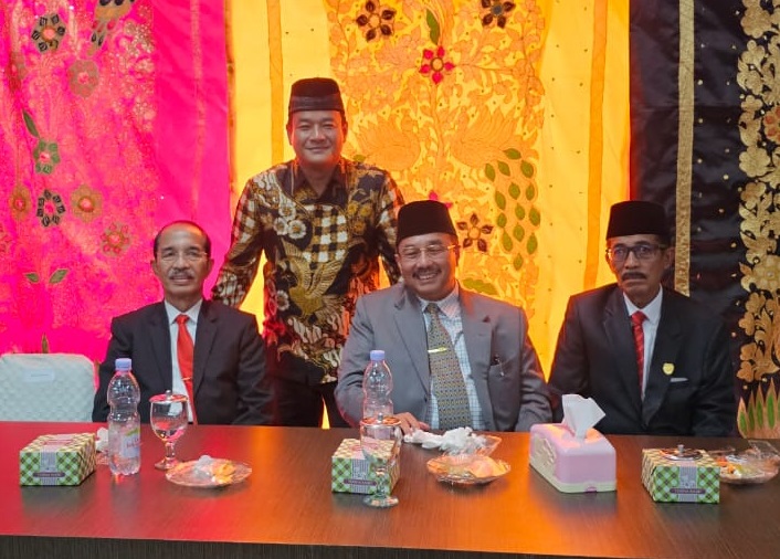 Mantan Bupati Pasaman, Yusuf Lubis (kiri) didampingi Tomi Irawan (kader Golkar) bersama Benny Utama, mantan bupati dan Yasri, mantan Ketua DPRD Pasaman. 