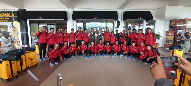 Tim sepakbola Sumbar menuju PON XXI Aceh-Sumut dilepas Ketum KONI Sumbar Ronny Pahlawan didampingi Sekum KONI Prof Alnedral di BIM, Jumat (30/8) pagi. (humas koni sumbar)