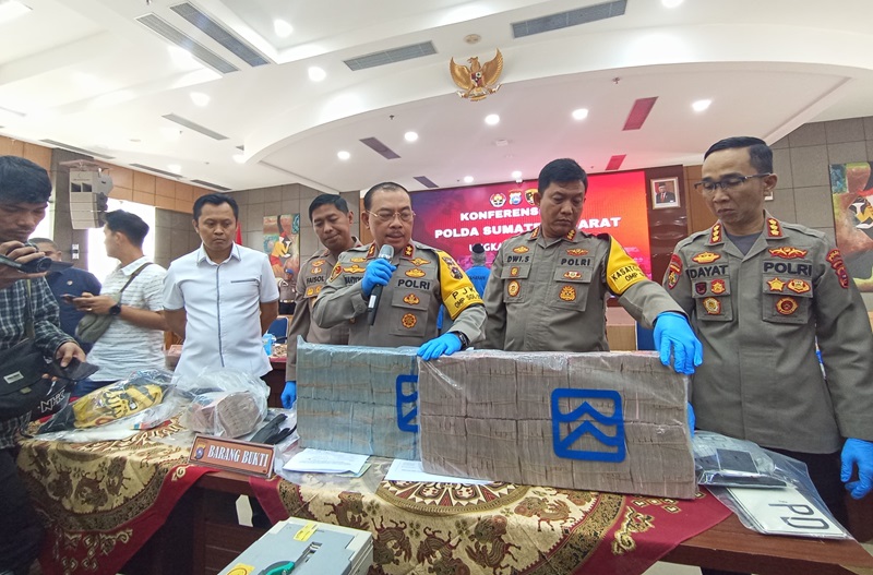 Kapolda Sumbar Irjen Pol Suharyono perlihatkan barang bukti dalam jumpa pers di Mapolda Sumbar