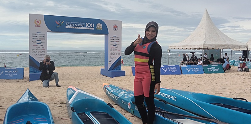 Pedayung putri Sumbar, Elsya Dwi Safitri gagal menyumbang medali setelah hanya finis keenam di nomor Stand up Paddle yang berlangsung Senin (9/9) di Pantai Pulau Kapuk, Kecamatan Loknga, Kabupaten Aceh Besar. (doc panpel pon sumbar)
