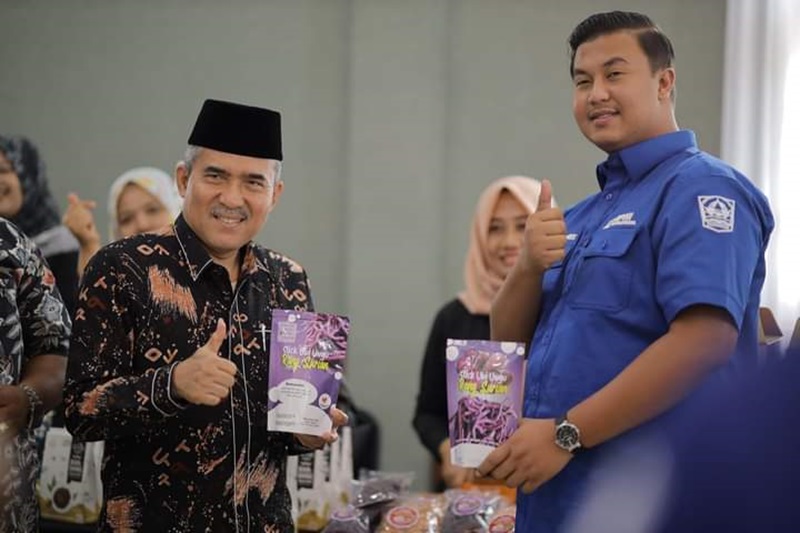 Sekda Kabupaten Dharmasraya H. Adlisman, S. Sos., M. Si, bersama Ketua BPC HIPMI Dharmasraya Varel Oriano selesai pelantikan pengurus