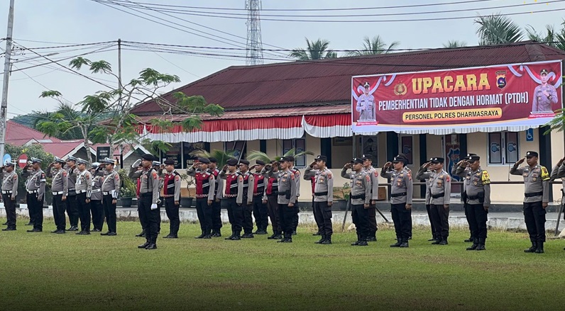 Detik-detik Upacara PTDH Personil Polri di halaman Mapolres Dharmasraya