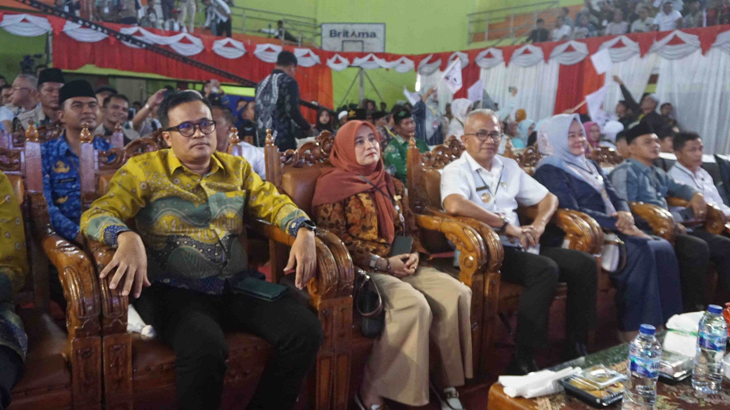 Ketua KPU Pasaman, Taufiq didampingi Ketua Bawaslu Pasaman dan pihak terkait lainnya saat debat pertama berlangsung. (ist)
