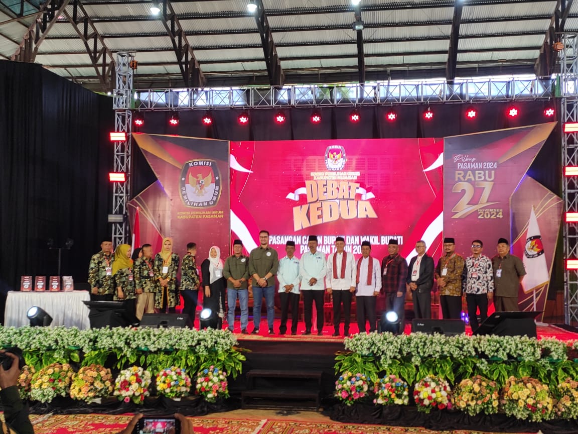 Para paslon bersama jajaran KPU Pasaman dan para panelis foto bersama sebelum debat dimulai. (Ola)