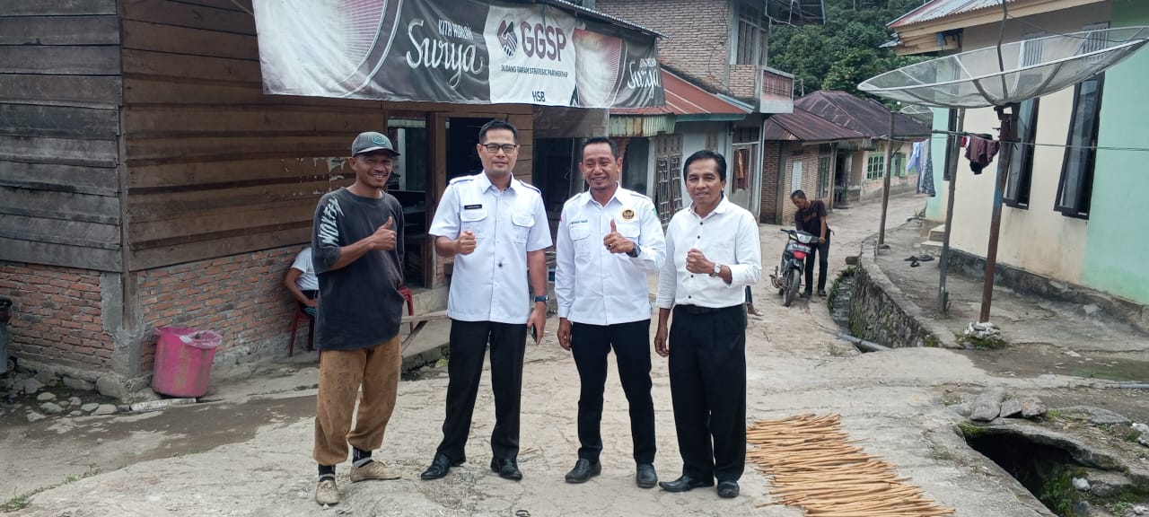 Tim Diskominfo Pasaman saat mensurvey lokasi blank spot di Kecamatan Rao Utara.