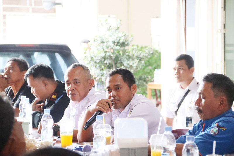 Kahumas KAI Divre II Sumbar M. As’ad Habibuddin menyampaikan sosialisasi.