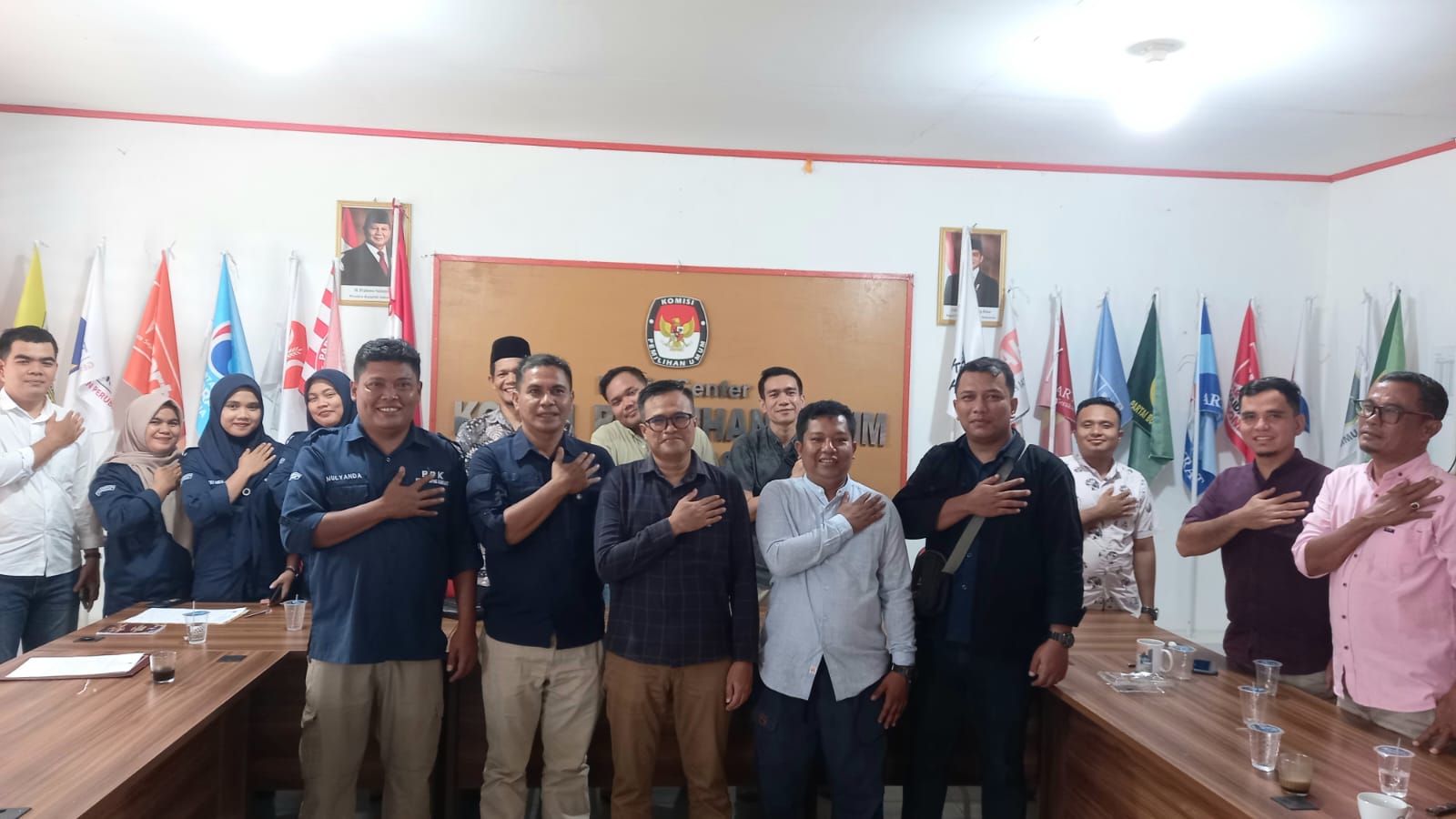 Ketua KPU Pasaman, Taufiq bersama PPK se kabupaten. (ist)