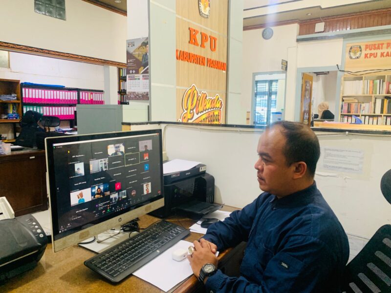 Staf KPU Pasaman saat zoom meeting peningkatan laman JDIH KPU. (ist)