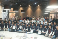 Ketua Umum Pengprov Inkado Sumbar, Evi Yandri didampingi jajaran pengurus, foto bersama dengan karateka Inkado yang bertarung di Kejurnas 2025 usai buka bersama sekaligus penyerahan bonus, Senin malam.