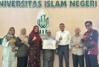 Rektor UIN Bukittinggi, Prof. Silfia Hanani, menerima penghargaan sebagai salah satu PTKIN dengan peningkatan jumlah pendaftar terbanyak secara nasional dalam seleksi UM-PTKIN 2025, Jakarta (23/06/2025).