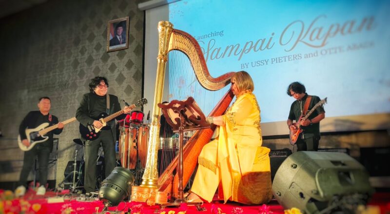 Penampilan Ussy Pieters dan komposer kenamaan Otte Abadi di launching single perdana 'Sampai Kapan,
