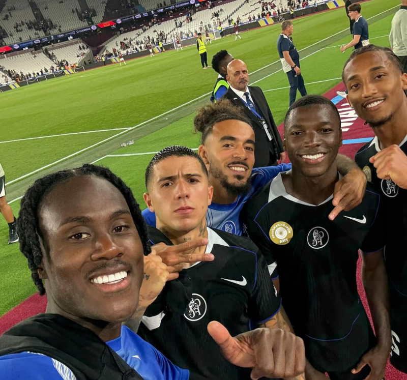 Pemain Chelsea berfoto bersama usai menang atas West Ham United. (Fb Chelsea FC)