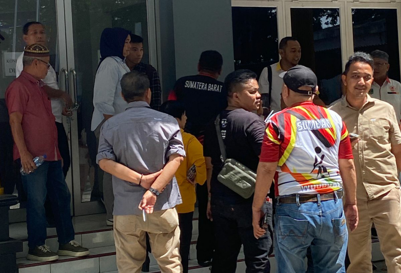 Sejumlah oknum saat lakukan penyegelan kantor Koni Sumbar yang dilaporkan ke Polda.